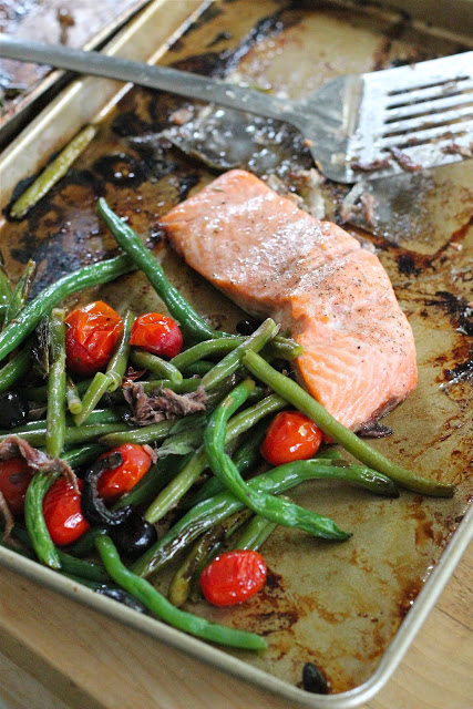 Baked salmon with green beans and tomatoes from eatgood4life.com