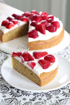 Strawberry easy cake from eatgood4life.com