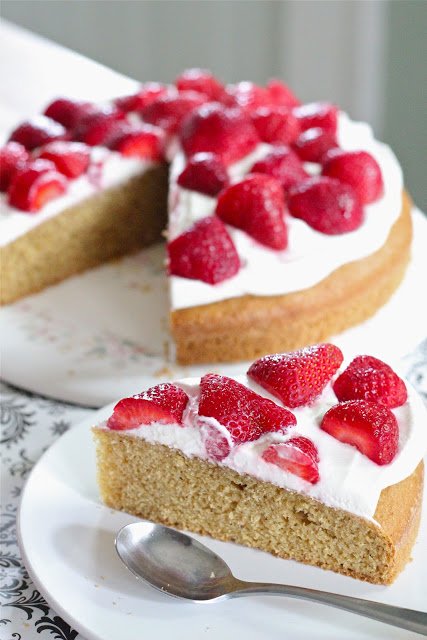 Fresh strawberry cake from eatgood4life.com