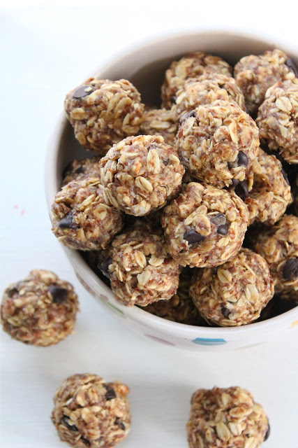 No bake peanut butter dark chocolate energy bites from eatgood4life.com