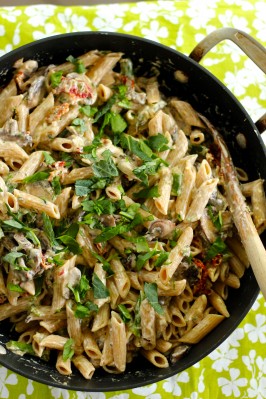 Penne with mushrooms, sun dried tomatoes and asparagus 