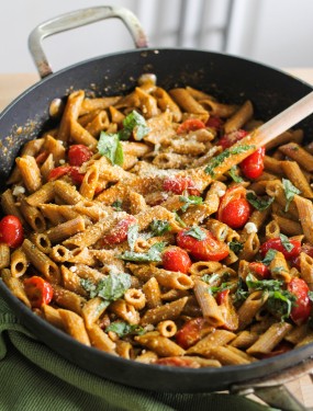 Roated pepper, goat cheese and basil pasta: Eatgood4life.com