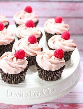 Gluten free chocolate cupcakes with white chocolate frosting
