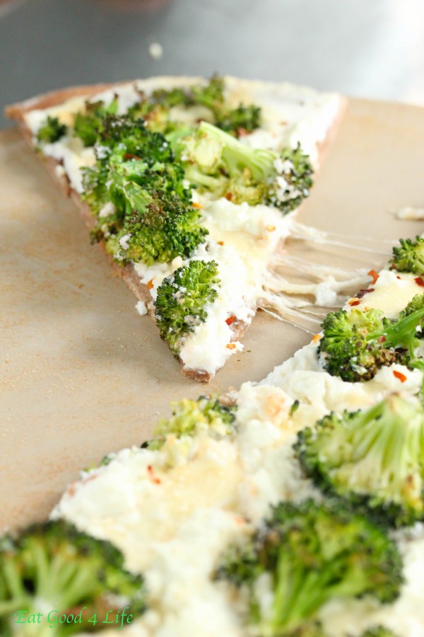 white-cheese-broccoli-pizza