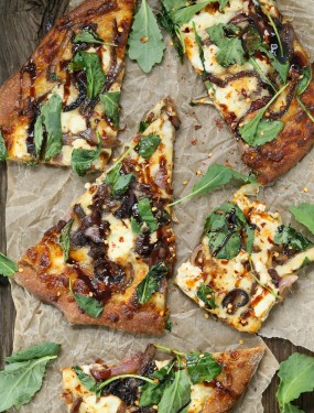 caramelized onion kale goat cheese pizza