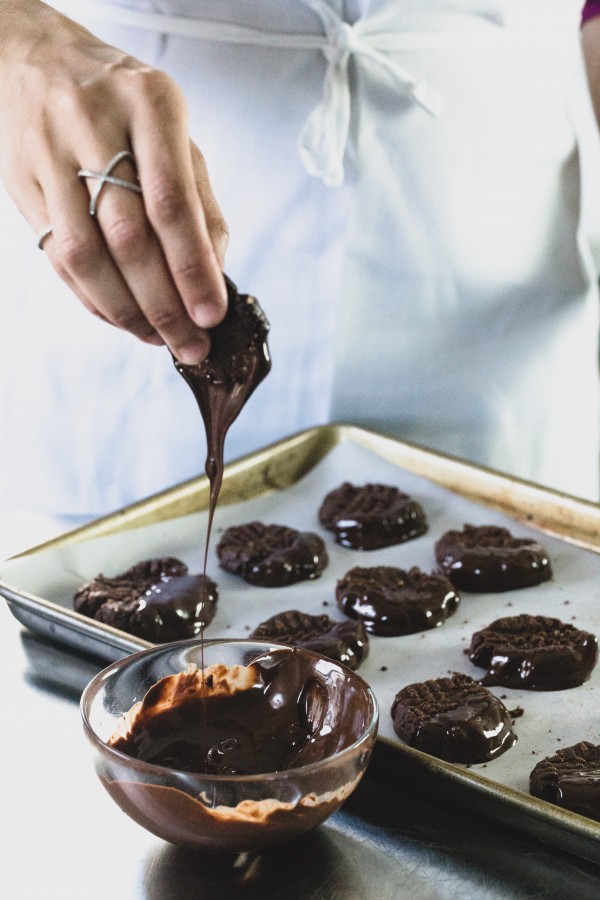 No bake gluten free vegan chocolate almond cookies | Eat Good 4 Life