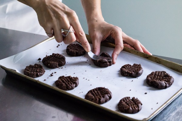 No bake gluten free vegan chocolate almond cookies | Eat Good 4 Life