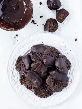 No bake gluten free vegan chocolate almond cookies | Eat Good 4 Life