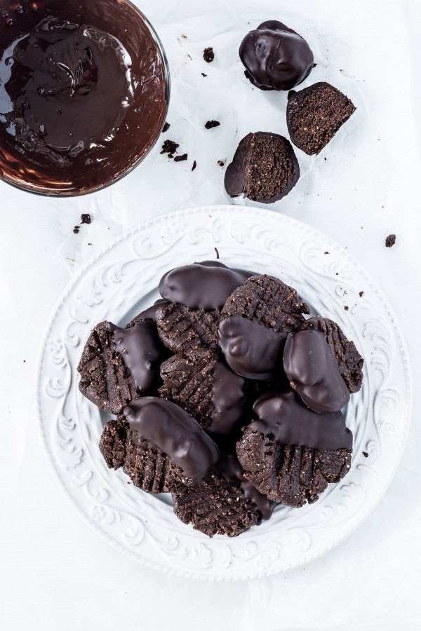 No bake gluten free vegan chocolate almond cookies | Eat Good 4 Life