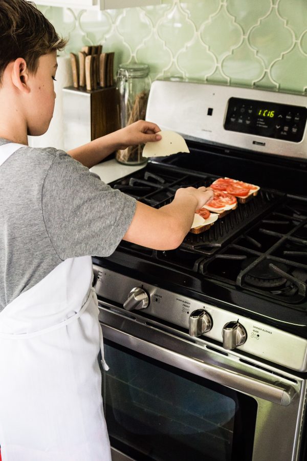 Grilled cheese tomato sandwich 