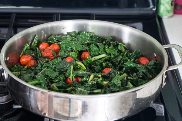 Caramelized tomatoes, white bean and kale salad | Eat Good 4 Life